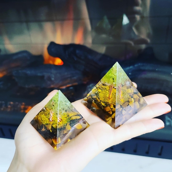 Tiger Eye Orgonite Pyramid with Tree of life /4 cm - Picture 4 of 4
